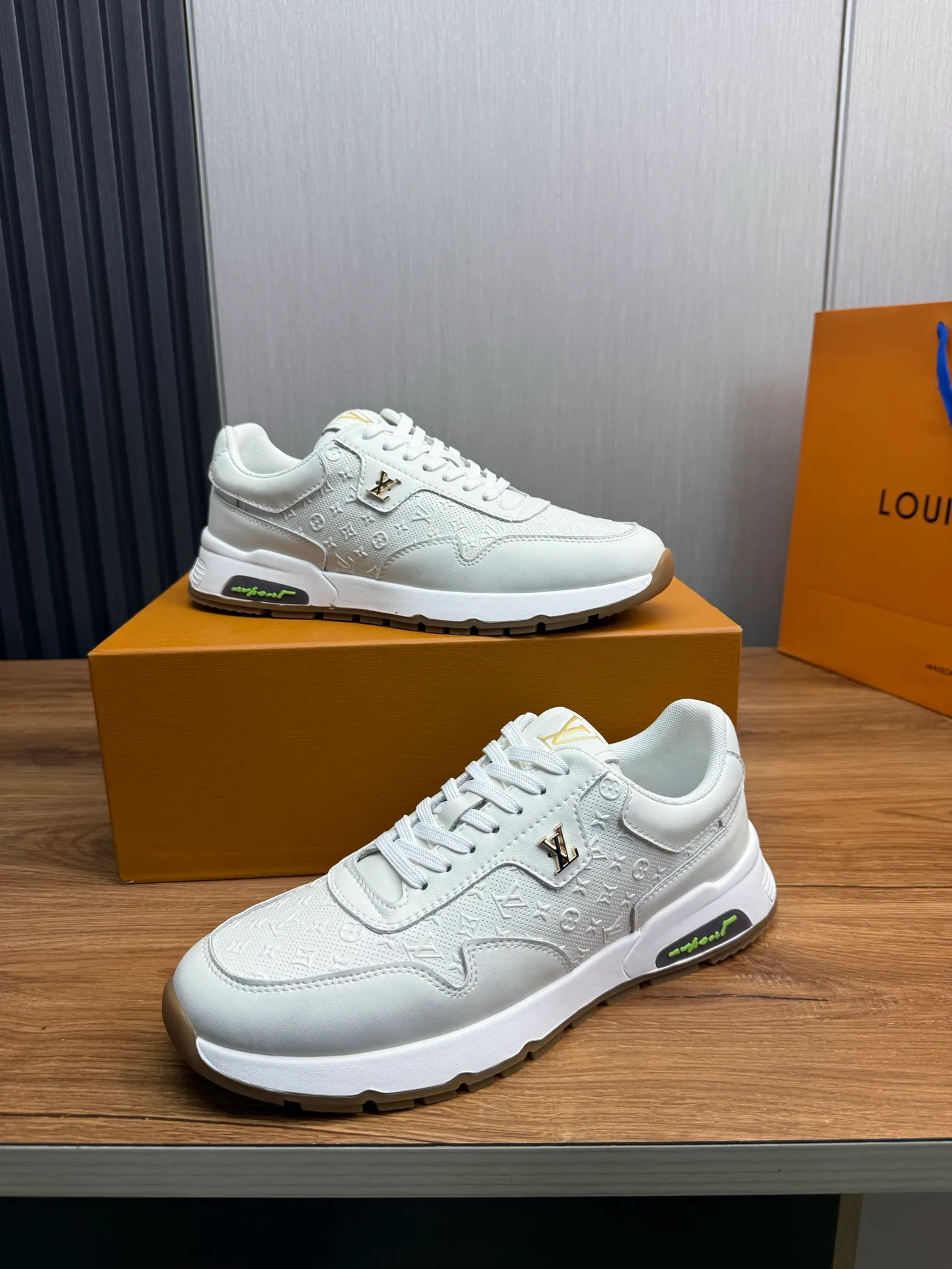 Men's shoes 💰460💰 LOUIS VUITTON [Luden Yiwei] Brand new trendy Lv is on the market 🎁, casual and fashionable men's shoes 👟 Original version shipped 1:1✅ The upper is made of imported brand leather + sheepskin lining, the original wear-resistant rubber outsole, the version is simple and elegant, exclusive for trendy men. 38-44